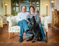 Urlaub-mit-Hund: Ihre Gastgeber Francisca + Markus mit Lulli - Hotel Salina Maris