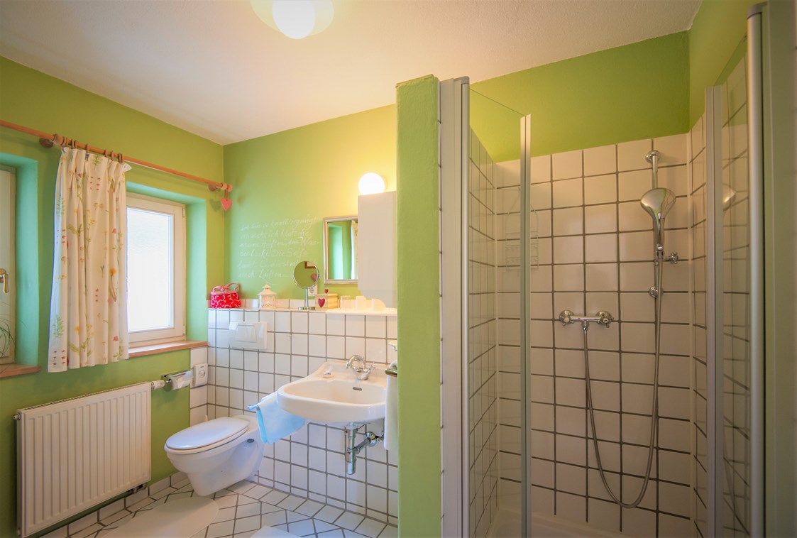 Urlaub-mit-Hund: Badezimmer mit dusche WC, App. Garten Eden - Haus Alpengruss