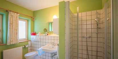 Hundehotel - Klassifizierung: 3 Sterne - Olympiaregion Seefeld - Badezimmer mit dusche WC, App. Garten Eden - Haus Alpengruss