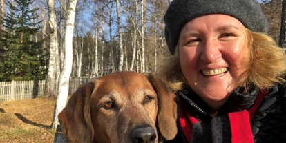Hundehotel - Klassifizierung: 3 Sterne - Olympiaregion Seefeld - Hanna mit Lupo im Birkenwald - Haus Alpengruss
