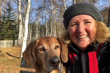 Urlaub-mit-Hund: Hanna mit Lupo im Birkenwald - Haus Alpengruss