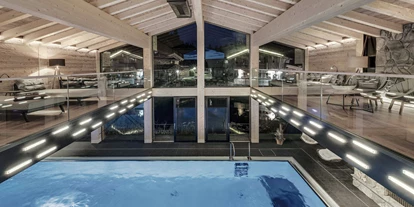 Hundehotel - Bad Leonfelden - INNs HOLZ Natur- & Vitalhotel****s Indoorpool bei Nacht - INNs HOLZ Natur- & Vitalhotel****s