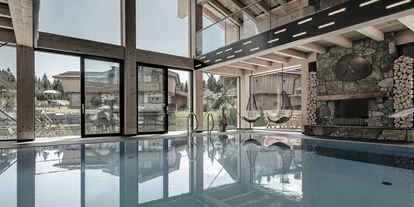 Hundehotel - Bad Leonfelden - INNs HOLZ Natur- & Vitalhotel****s Indoorpool mit Kamin - INNs HOLZ Natur- & Vitalhotel****s