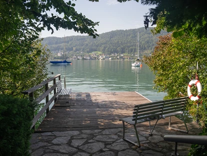 Hundehotel - Doggies: 3 Doggies - Steg mit Seezugang. 
Von hier aus dürfen unsere vierbeinigen Gäste von 7-9 Uhr und von 19-21 Uhr auch ins Wasser.  - Seehotel Das JO.