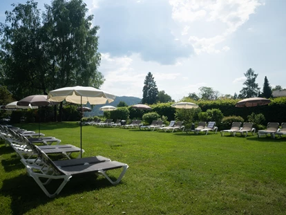 Hundehotel - Doggies: 3 Doggies - Auf unsere große Liegewiese dürfen die Hunde an der Leine jederzeit mit. Genug Schattenplätze sind vorhanden.  - Seehotel Das JO.
