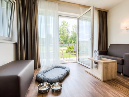 Hundehotel - Doggies: 3 Doggies - Hunden stellen wir ein Hundebett und Näpfe zur Verfügung.  - Seehotel Das JO.