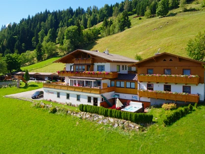 Hundehotel - Tauplitz - Unser Bergbauernhof liegt in Alleinlage auf 1150 Meter Seehöhe mit Blick in Bergwelt Tauern Ennstal - Bergbauernhof Pension Irxner