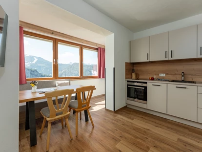 Hundehotel - Tauplitz - Suite Sonnenschein am Bergbauernhof Irxner. Blick in die Bergwelt vom Wohnzimmer - Bergbauernhof Pension Irxner
