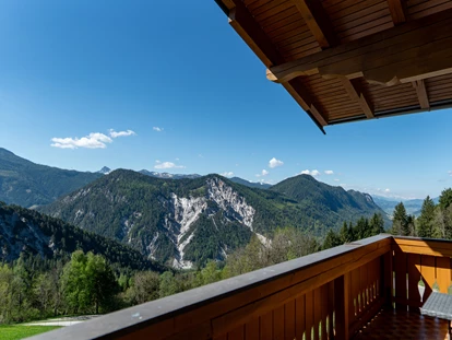 Hundehotel - Tauplitz - Suite Sonnenschein am Irxnerhof, Blick vom Zimmerbalkon ins Ennstal - Bergbauernhof Pension Irxner