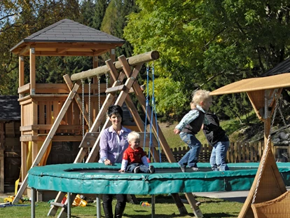 Hundehotel - Tauplitz - Kinderspielplatz am Bergbauernhof Irxner mit Riesentrampolin - Bergbauernhof Pension Irxner