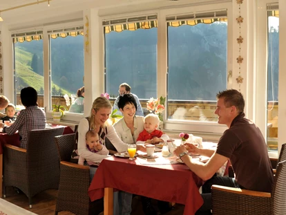 Hundehotel - Tauplitz - Wintergarten mit Aussicht in die berge am Bergbauernhof Irxner in Schladming Dachstein - Bergbauernhof Pension Irxner