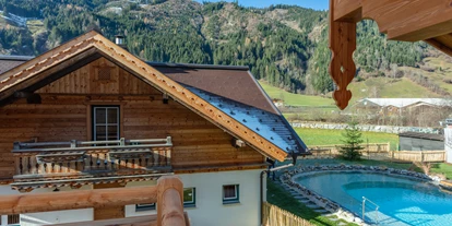 Hundehotel - in einer Ferienanlage/Wohnanlage - Großarl - Balkon vom Birnbaum Chalet Kreuzkogel mit Ausblick zum Badesee und dem  Birnbaum Chalet Frauenkogel - Birnbaum Chalets