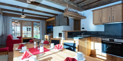 Hundehotel - in einer Ferienanlage/Wohnanlage - Großarl - Küche und großzügiges Wohnzimmer mit Flat-Tv und ausziehbarer Couch im Birnbaum Chalet Kreuzkogel und Fulseck - Birnbaum Chalets