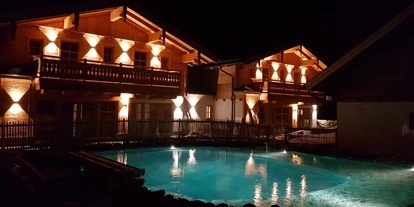 Hundehotel - in einer Ferienanlage/Wohnanlage - Großarl - Birnbaum Chalets am Abend - Birnbaum Chalets