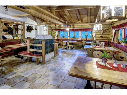 Hundehotel - Pools: Schwimmteich - Uriges Restaurant mit Sonnenterrasse
Lassen Sie sich von unseren charmanten Service Mitarbeitern
mit Schmankerl aus eigener Landwirtschaft und Jagd verwöhnen. - Berghotel Jaga Alm