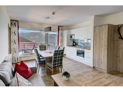 Hundehotel - Pools: Schwimmteich - Im Landhausstil eingerichtete Hotelappartements
bieten ausreichend Platz für 4-8 Personen 
mit Balkon und herrlichen Blick auf den Zeller See und die Berge. - Berghotel Jaga Alm