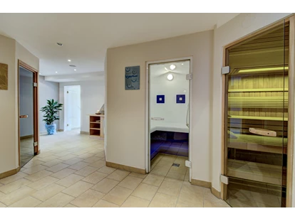 Hundehotel - Pools: Schwimmteich - Unsere großzügige Wellness Alm mit Finnischer Sauna, Bio-Infrarot Sauna, Dampfbad, Regendusche 
sowie Ruheraum mit grandiosem Blick auf die Berge und den See. - Berghotel Jaga Alm
