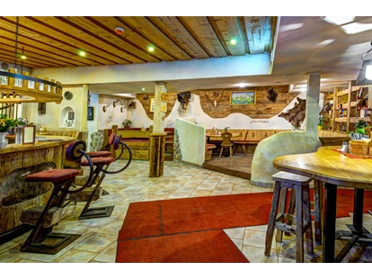 Hundehotel - Pools: Schwimmteich - Restaurant mit Bar
... ideal um Ihren Urlaubstag ausklingen zu lassen - Berghotel Jaga Alm