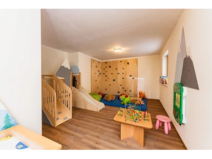 Hundehotel - Pools: Schwimmteich - Spielraum für Kinder
Kletterwand, Spielcomputer, Kletterturm etc. - Berghotel Jaga Alm