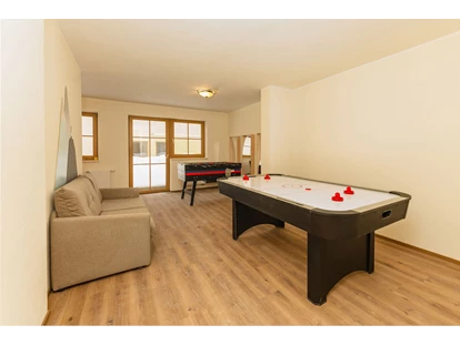 Hundehotel - Pools: Schwimmteich - Spielraum für Kinder
Air-Hockey + Tischfußball - Berghotel Jaga Alm