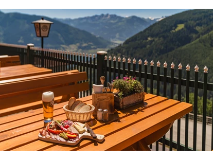 Hundehotel - Pools: Schwimmteich - Sonnenterrasse - Berghotel Jaga Alm