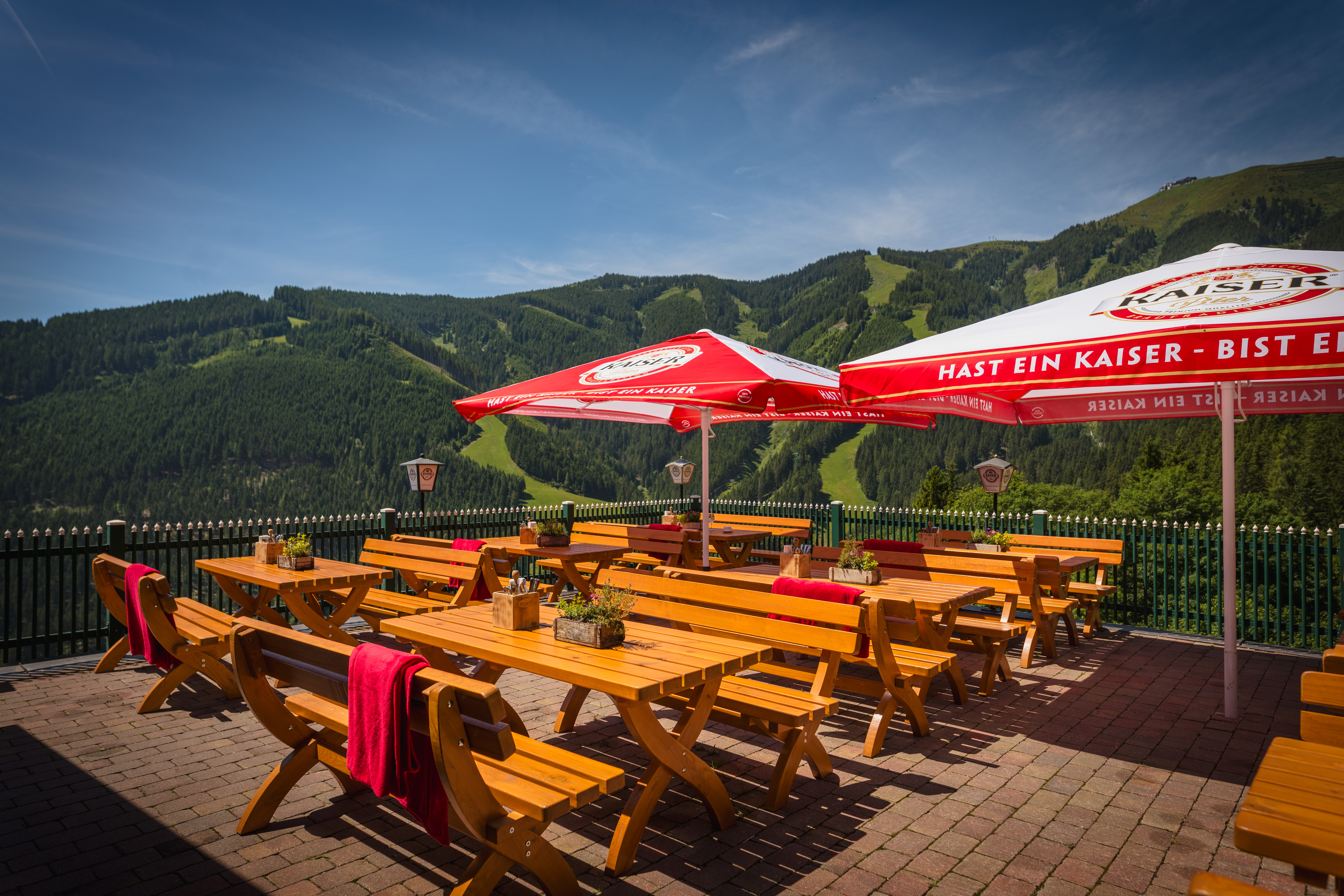 Urlaub-mit-Hund: Große Terrasse in ruhiger Lage mit Panoramablick - Berghotel Jaga Alm 