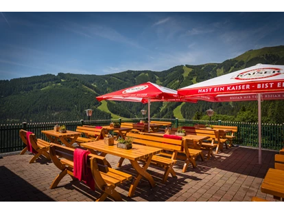 Hundehotel - Pools: Schwimmteich - Große Terrasse in ruhiger Lage mit Panoramablick - Berghotel Jaga Alm