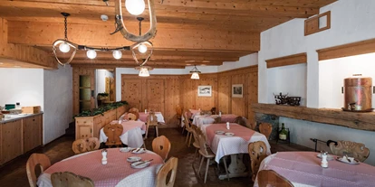 Hundehotel - Umgebungsschwerpunkt: See - Zuoz - Wenn Sie ihren Hund nicht im Zimmer lassen möchten können Sie ihn auch mit zum Frühstück nehmen, es hat genügend Platz im Frühstücksraum.  - Hotel Klarer