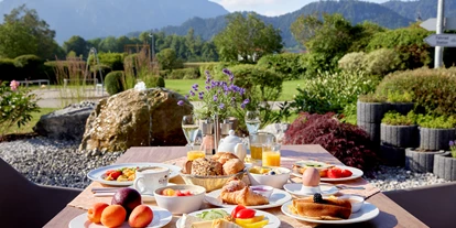 Hundehotel - Ofterschwang - Frühstück mit Blick auf die Berge  - Hotel Sommer