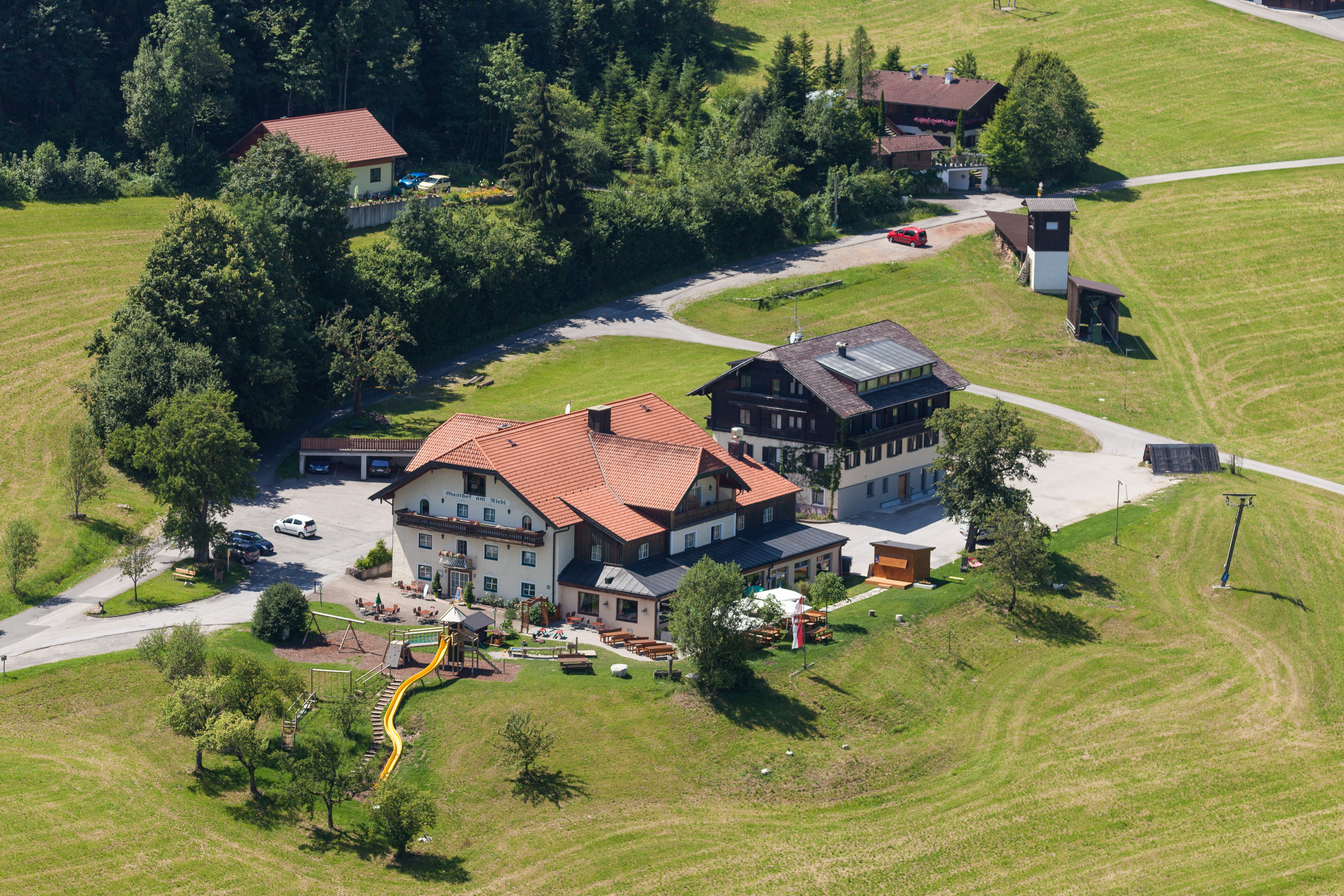 Hundehotel - Österreich - Luftaufnahme des Hotel-Gasthof am Riedl mit Haupthaus (rotes Dach) und Nebenhaus (braunes Dach) - Hotel-Gasthof Am Riedl