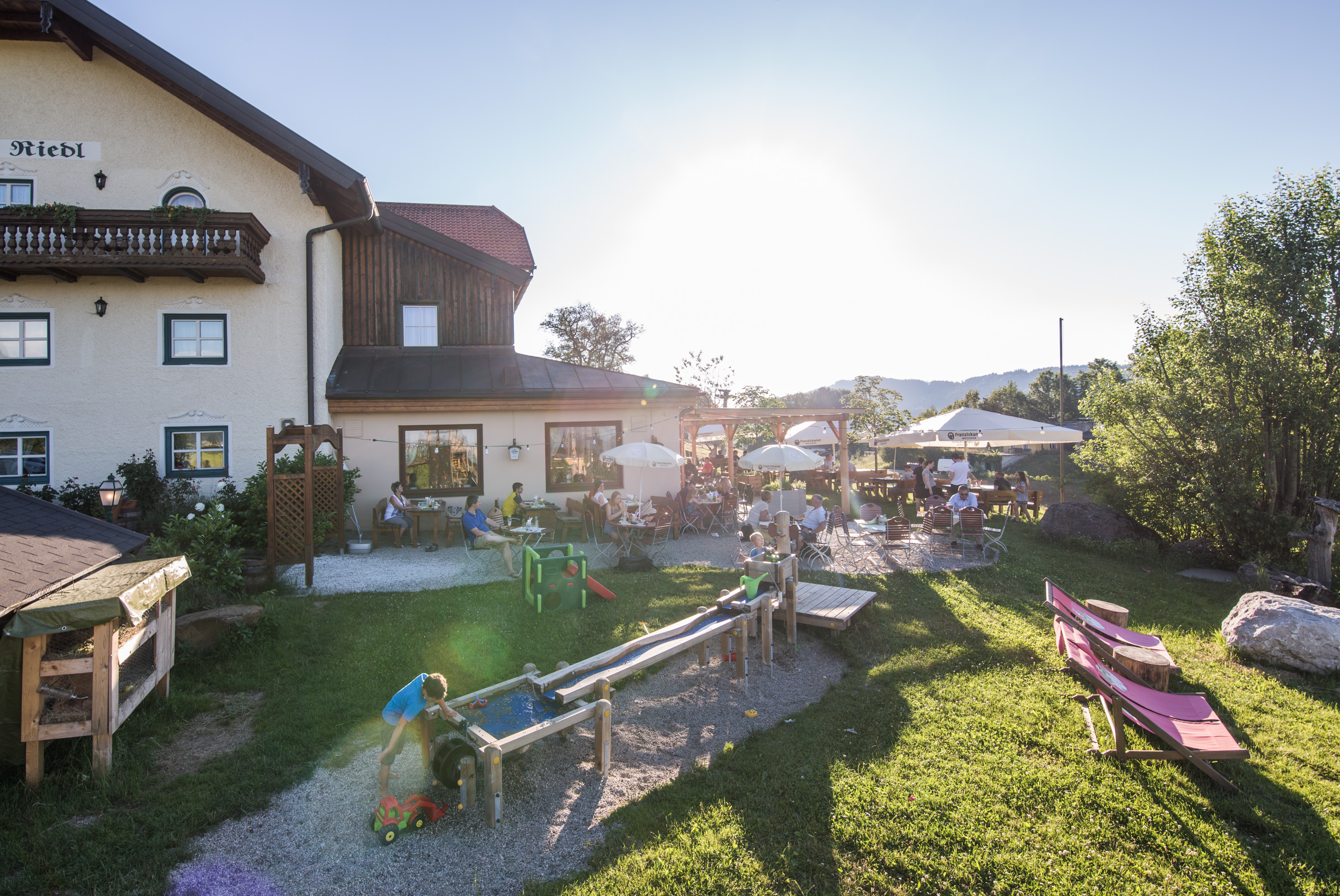 Hundehotel - Österreich - großer Kinderspielplatz mit Wasserspielen - Hotel-Gasthof Am Riedl