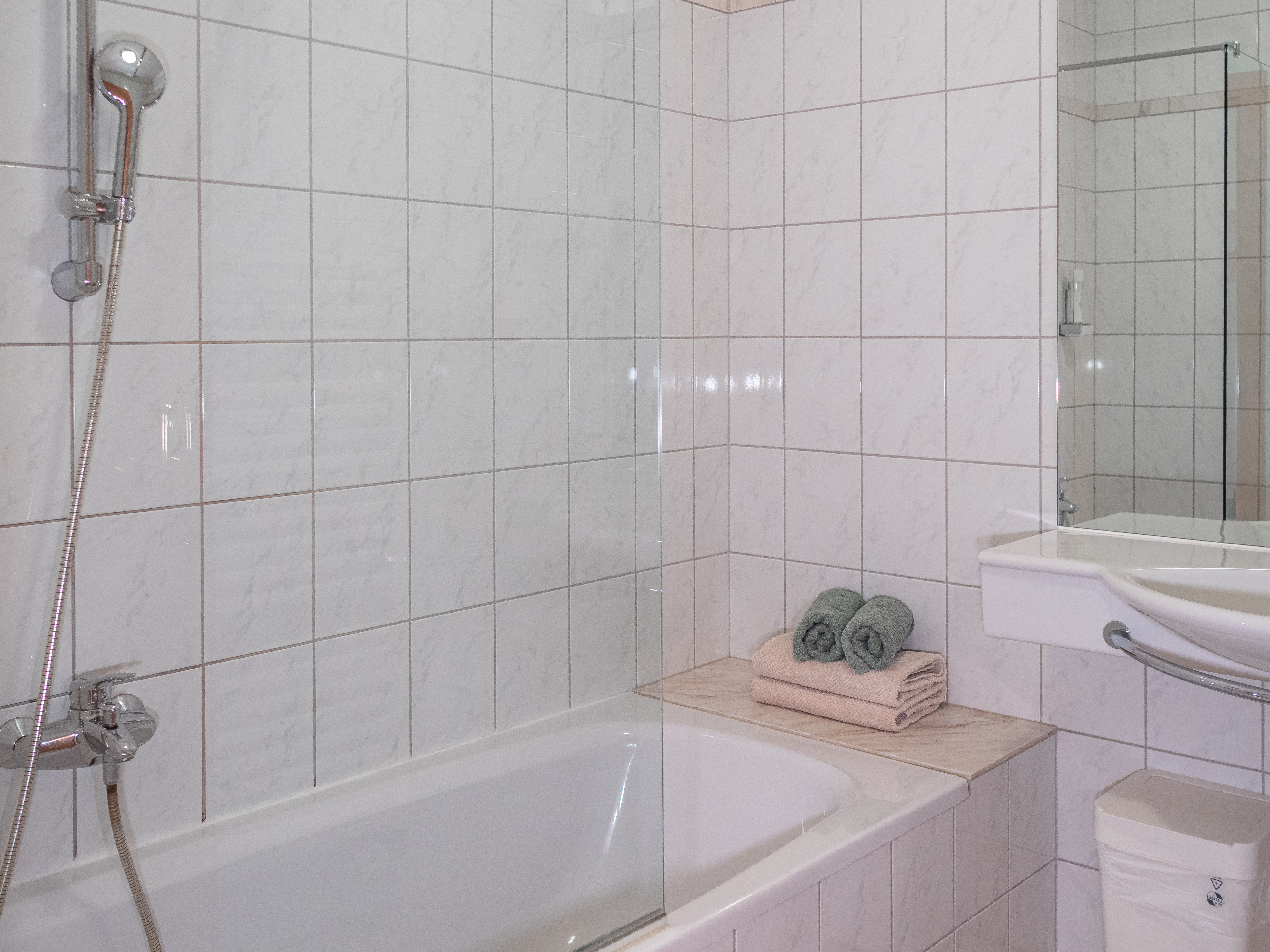 Urlaub-mit-Hund: Badezimmer mit Badewanne (Symbolfoto) - Hotel-Gasthof Am Riedl - Wasser | Wellness