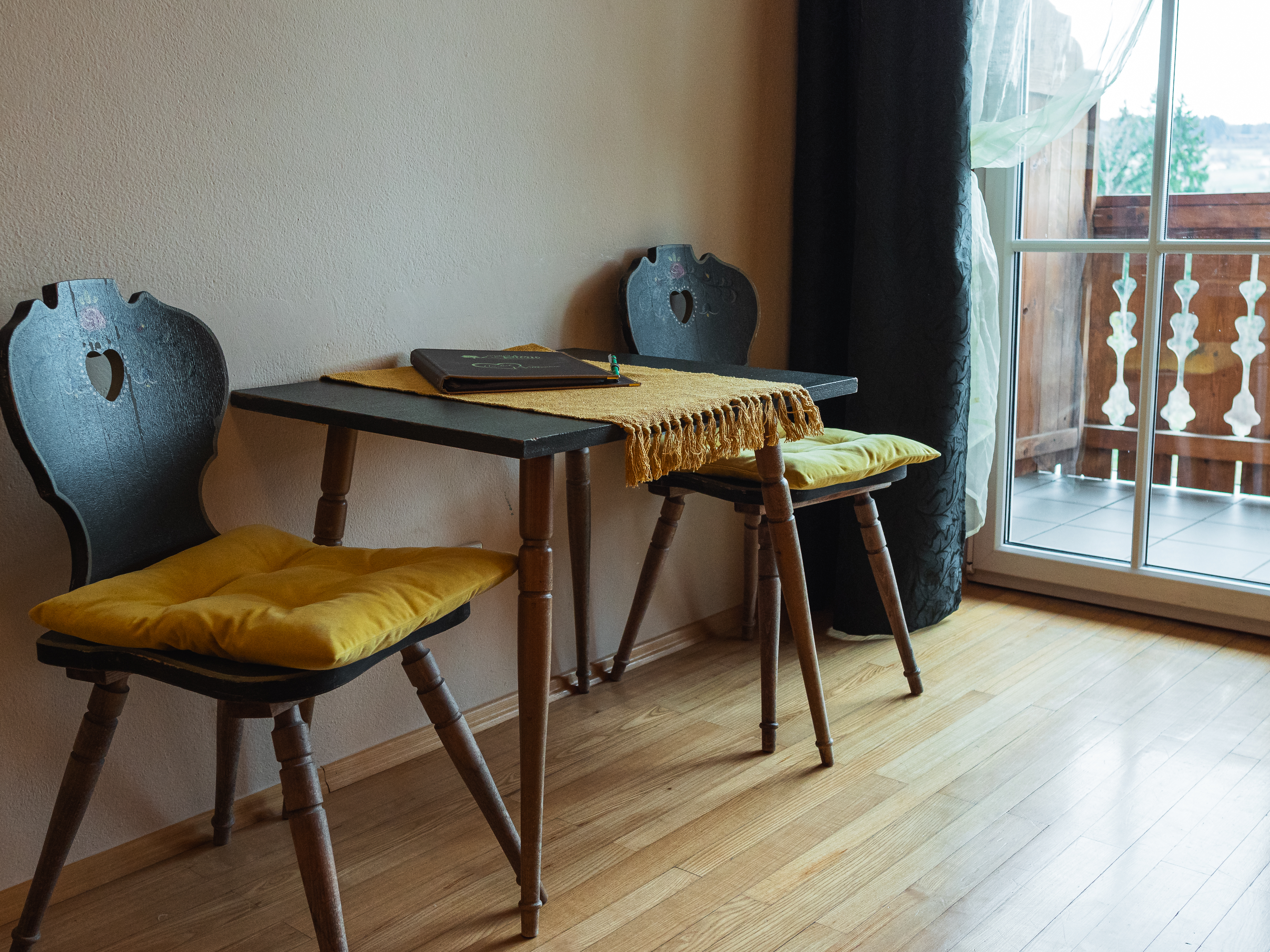 Urlaub-mit-Hund: Dreibettzimmer mit Balkon (Symbolfoto) - Hotel-Gasthof Am Riedl GmbH - Wohnen | Schlafen