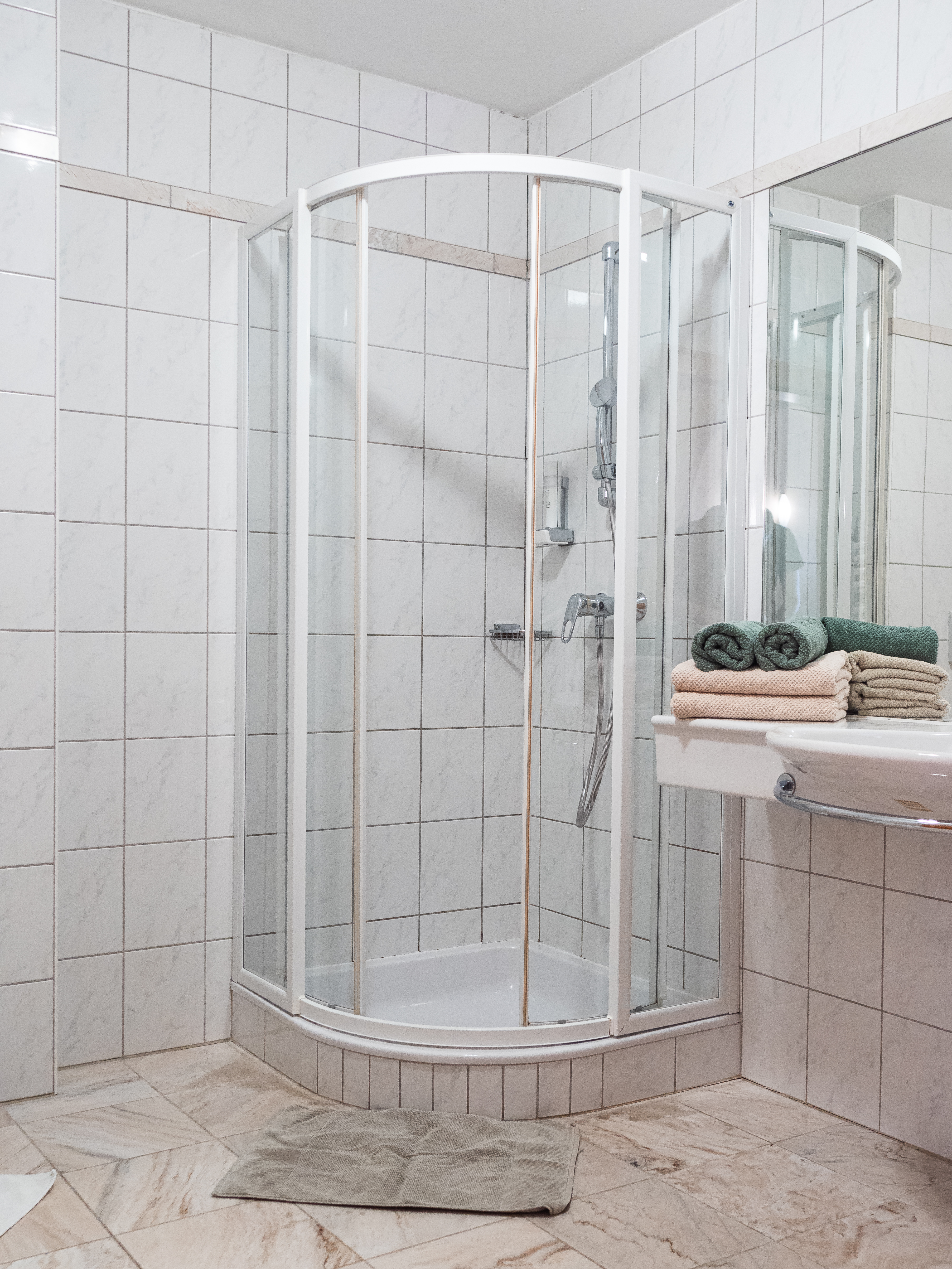 Urlaub-mit-Hund: Badezimmer mit Dusche (Symbolfoto) - Hotel-Gasthof Am Riedl GmbH - Wasser | Wellness