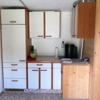 Urlaub-mit-Hund: Zusätzliche Gartenhütte mit kleiner Außenküche und Weber Holzkohlegrill - Haus Tauplitz