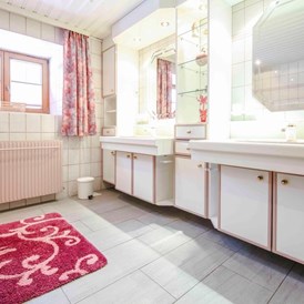 Urlaub-mit-Hund: Großes Badezimmer mit Doppelwaschtisch, Badewanne, Dusche und BD  - Haus Tauplitz