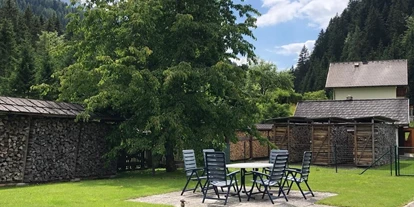 Hundehotel - Tauplitz - Großer eingezäunter Garten mit viel Sitz- und Liegemöglichkeit  - Haus Tauplitz