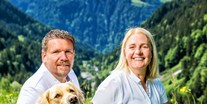 Hundehotel - St. Anton am Arlberg - Silvia und Peter Domig mit Luke - Natur.Genuss.Hotel - Sonnasita