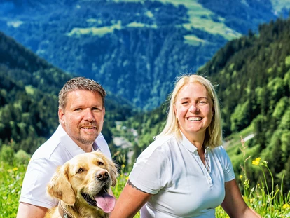 Hundehotel - Pools: Schwimmteich - Silvia und Peter Domig mit Luke - Natur.Genuss.Hotel - Sonnasita