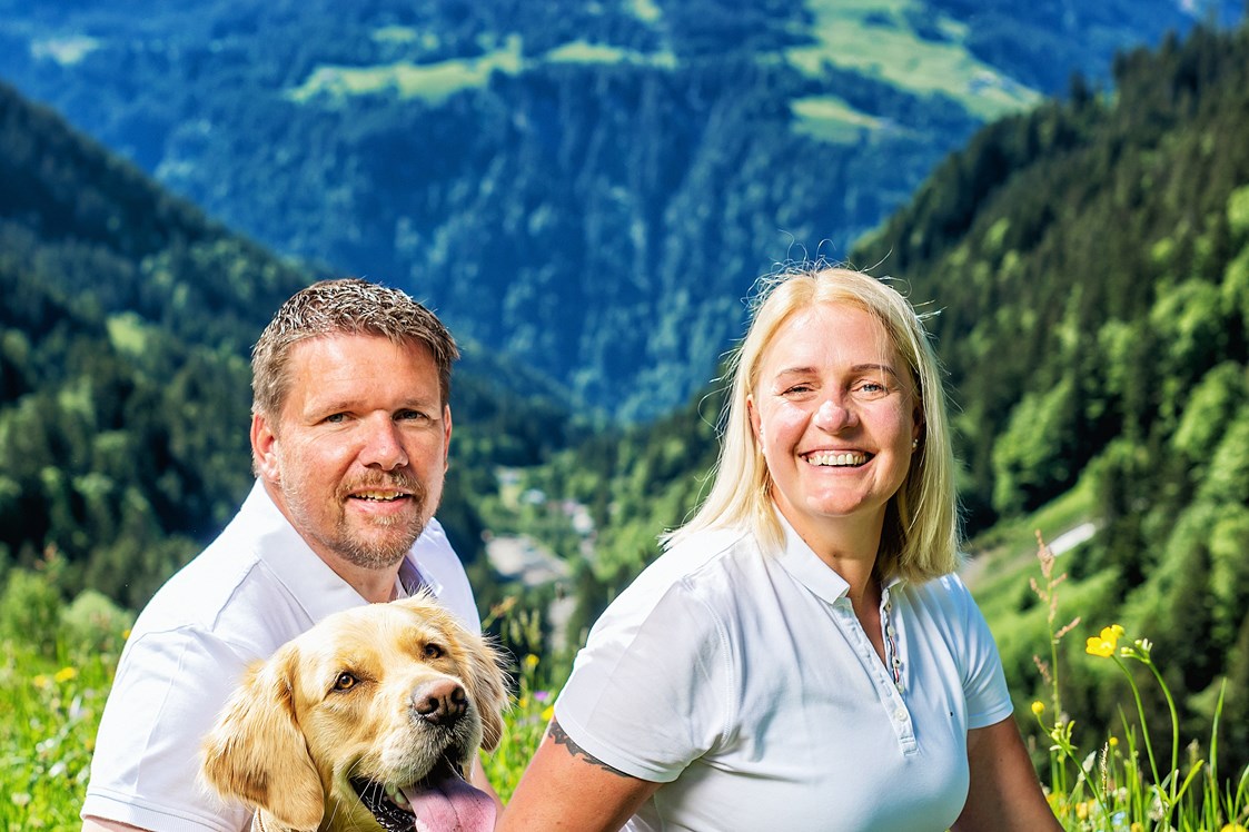 Urlaub-mit-Hund: Silvia und Peter Domig mit Luke - Natur.Genuss.Hotel - Sonnasita