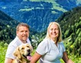 Urlaub-mit-Hund: Silvia und Peter Domig mit Luke - Natur.Genuss.Hotel - Sonnasita
