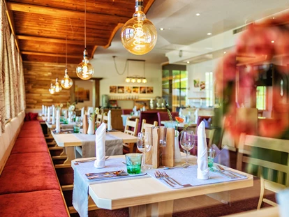 Hundehotel - Pools: Schwimmteich - Restaurant - Natur.Genuss.Hotel - Sonnasita