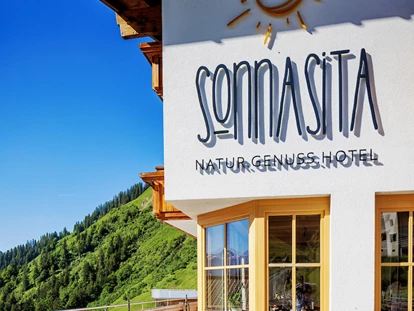 Hundehotel - Pools: Schwimmteich - Sonnenterrasse - Natur.Genuss.Hotel - Sonnasita