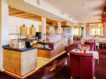 Hundehotel - Pools: Schwimmteich - Buffetbereich - Natur.Genuss.Hotel - Sonnasita