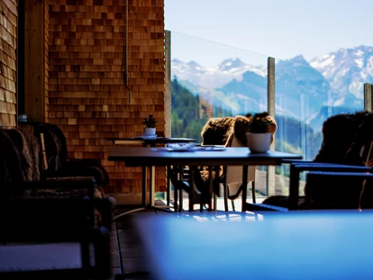 Hundehotel - Pools: Schwimmteich - Hotelterrasse mit Panoramablick - Natur.Genuss.Hotel - Sonnasita
