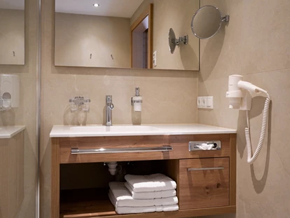 Hundehotel - Pools: Schwimmteich - Dusche Juniorsuite - Natur.Genuss.Hotel - Sonnasita