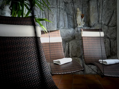 Hundehotel - Pools: Schwimmteich - Schwebeliegen im Ruheraum  - Natur.Genuss.Hotel - Sonnasita