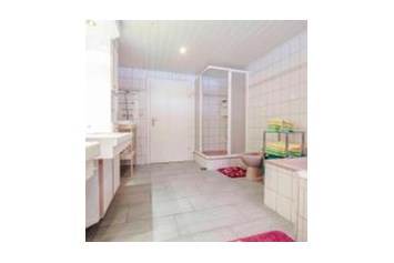 Ferienhaus mit Hund: Großes Badezimmer mit Doppelwaschtisch, Badewanne, Dusche und BD  - Haus Tauplitz