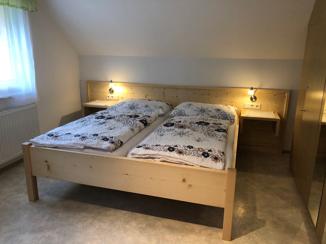 Ferienhaus mit Hund: 2-Bett Zimmer mit eigenem Bad aus Fichten-Naturholz mit Zirbenöl eingelassen - Haus Tauplitz