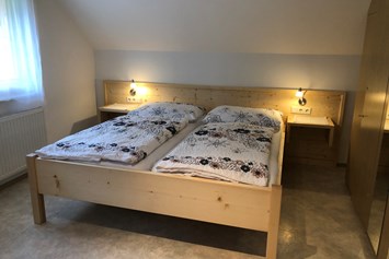 Ferienhaus mit Hund: 2-Bett Zimmer mit eigenem Bad aus Fichten-Naturholz mit Zirbenöl eingelassen - Haus Tauplitz